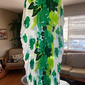 GORGEOUS #kaftan #caftans. Full of monstera leaves & alocasia.perfect condition